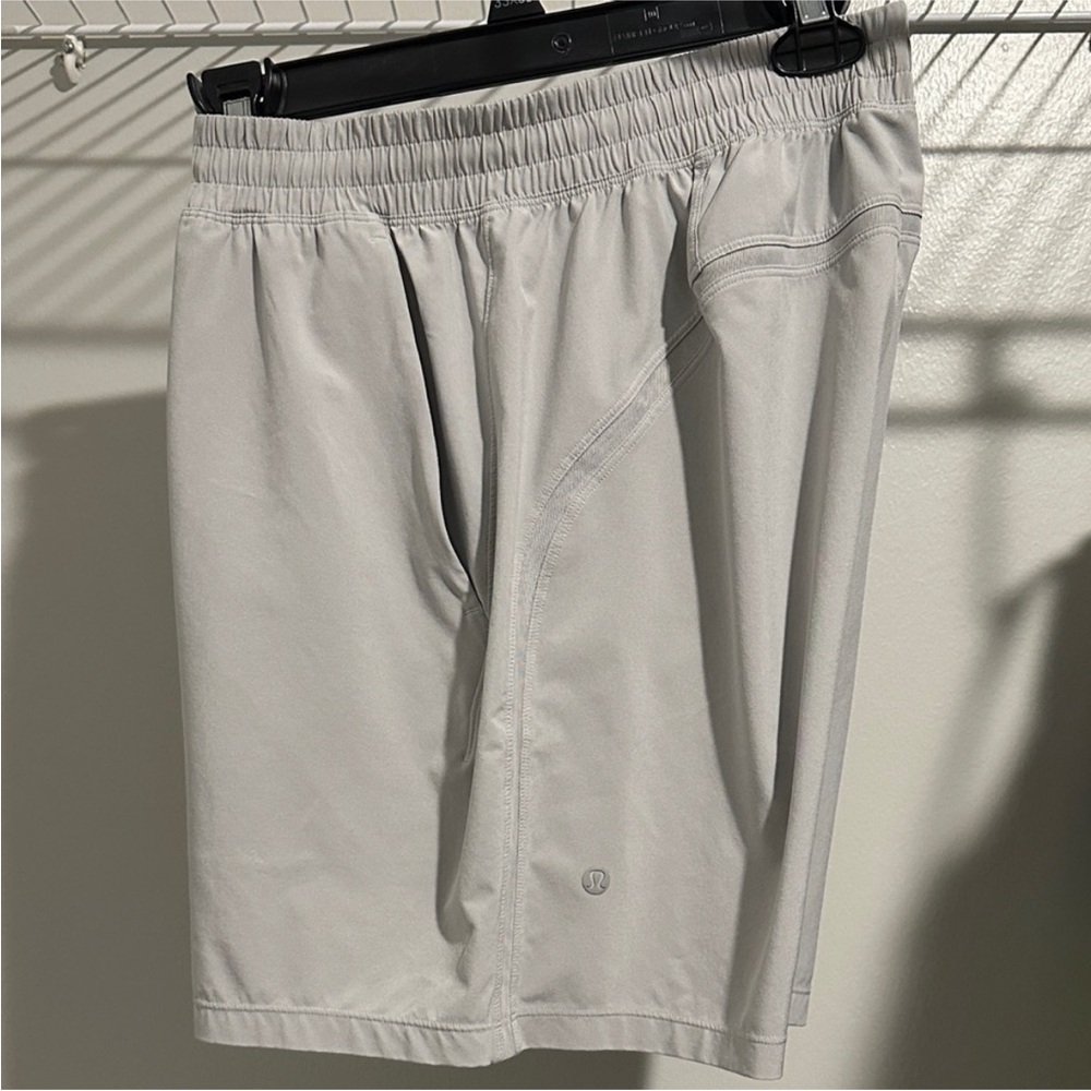 Lululemon Pacebreaker 7" Linerless
Gray Short